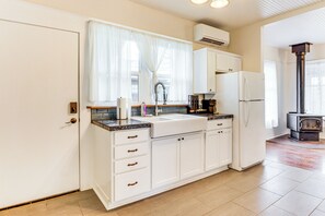 Cottage (2 Bedrooms) | Interior - Walkable Location: Quaint Cottage in Forest Grove! (Forest Grove)