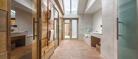 Suíte | Banheiro | Banheira e chuveiro separados, secador de cabelo, roupões de banho