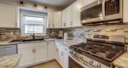 4 Mi to Lake Michigan: East Chicago Home w/ Grill