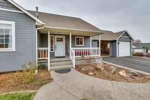 A residential house with a covered porch, a garage, and a front yard with mulch and a small tree. - 6 Mi to Dtwn Lewiston: Quiet Home w/ Views (Clarkston)