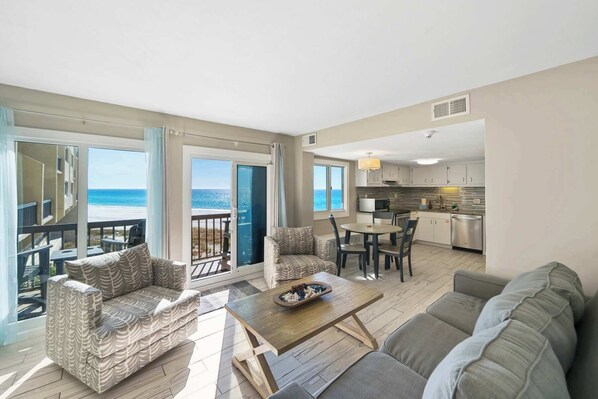 Fernseher, Kamin, Bücher, Arbeitsbereiche