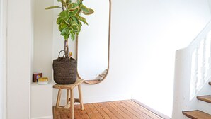 A wooden stool with a woven basket and a potted plant. - Superb House in the Gare District - Angers, for 4 People (Angers)