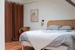 2 bedrooms, free WiFi, bed sheets - Superb House in the Gare District - Angers, for 4 People (Angers)