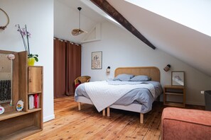 2 bedrooms, free WiFi, bed sheets - Superb House in the Gare District - Angers, for 4 People (Angers)