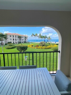 Apartment | 2 bedrooms, Internet - Oceanfront Condo on Seven Mile Beach (Seven Mile Beach)