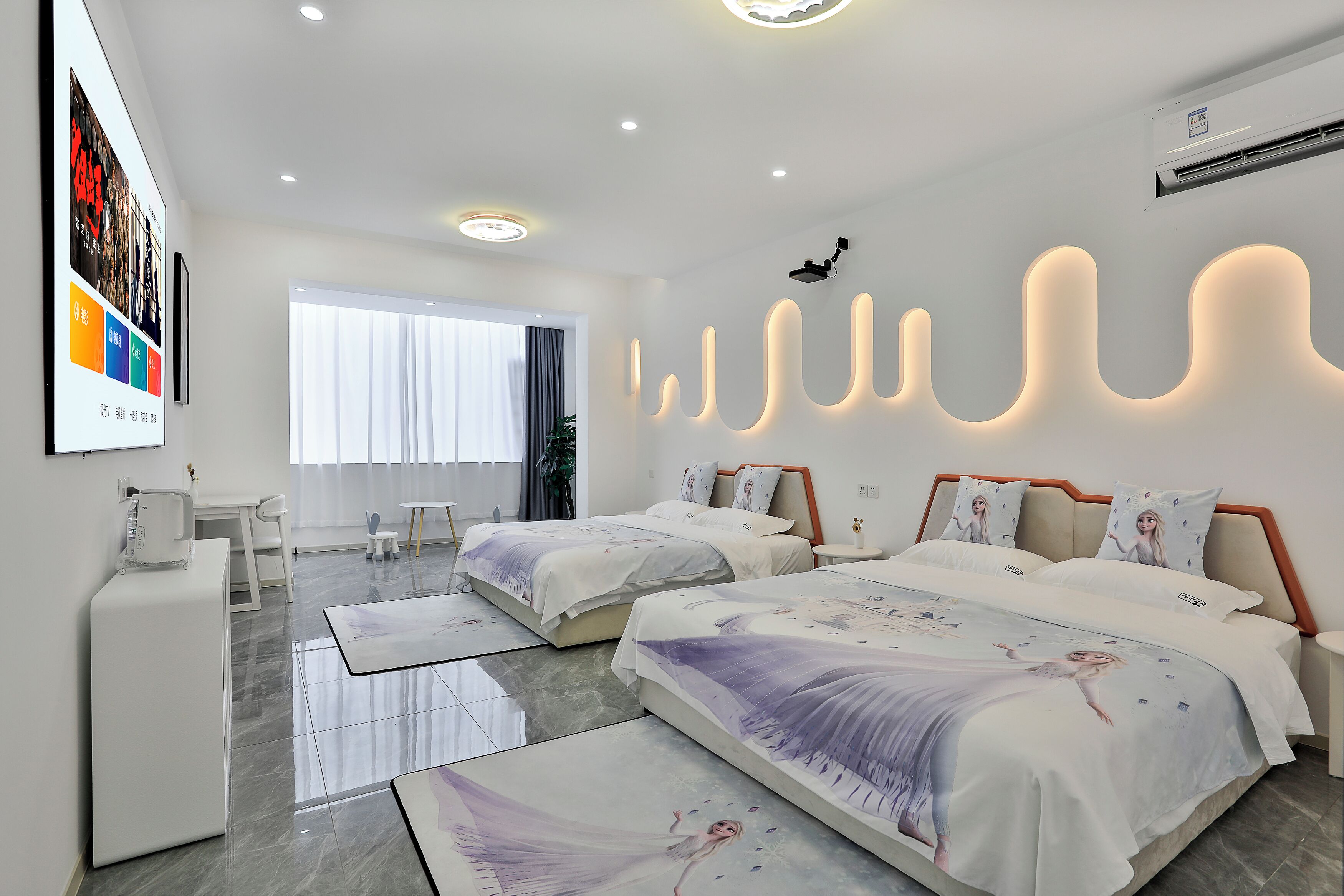 Une chambre d’hôtel moderne avec deux lits, un bureau et une grande fenêtre.