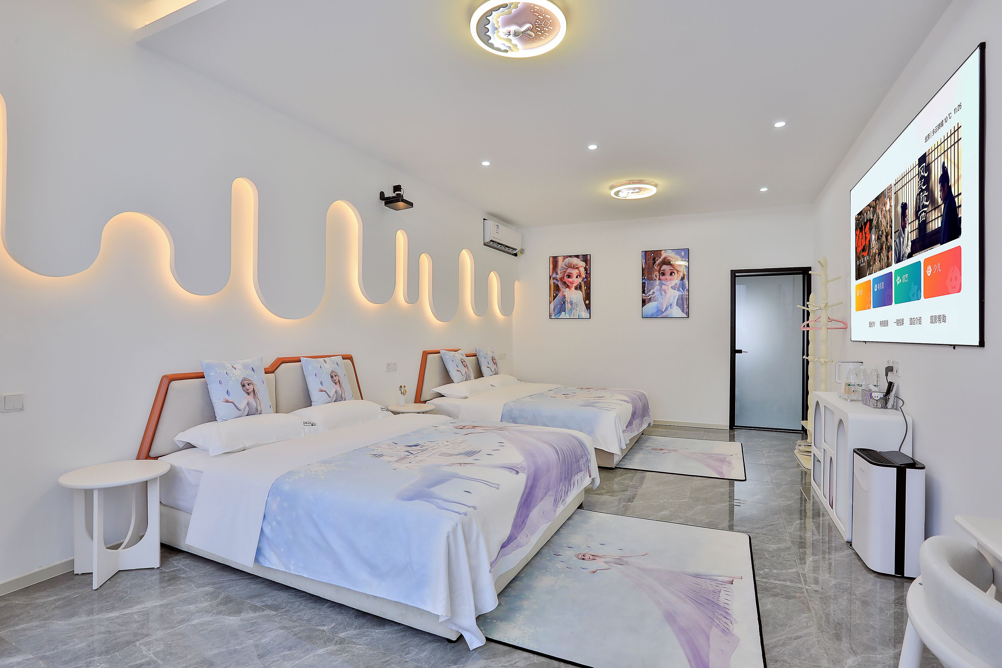 Une chambre d’hôtel avec deux lits, une petite table blanche, un téléviseur fixé au mur et un design moderne au niveau du plafond.