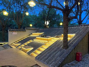 Un edificio de estilo japonés tradicional, con suelos de tatami y tejado inclinado.