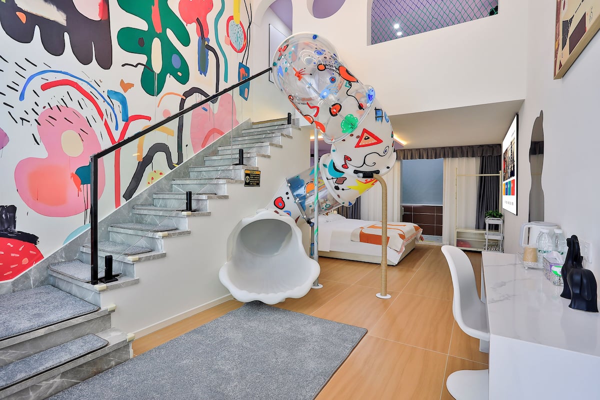 MANHUAN TOUYING JIATIGNFANG | Down comforters, individually decorated, individually furnished, desk