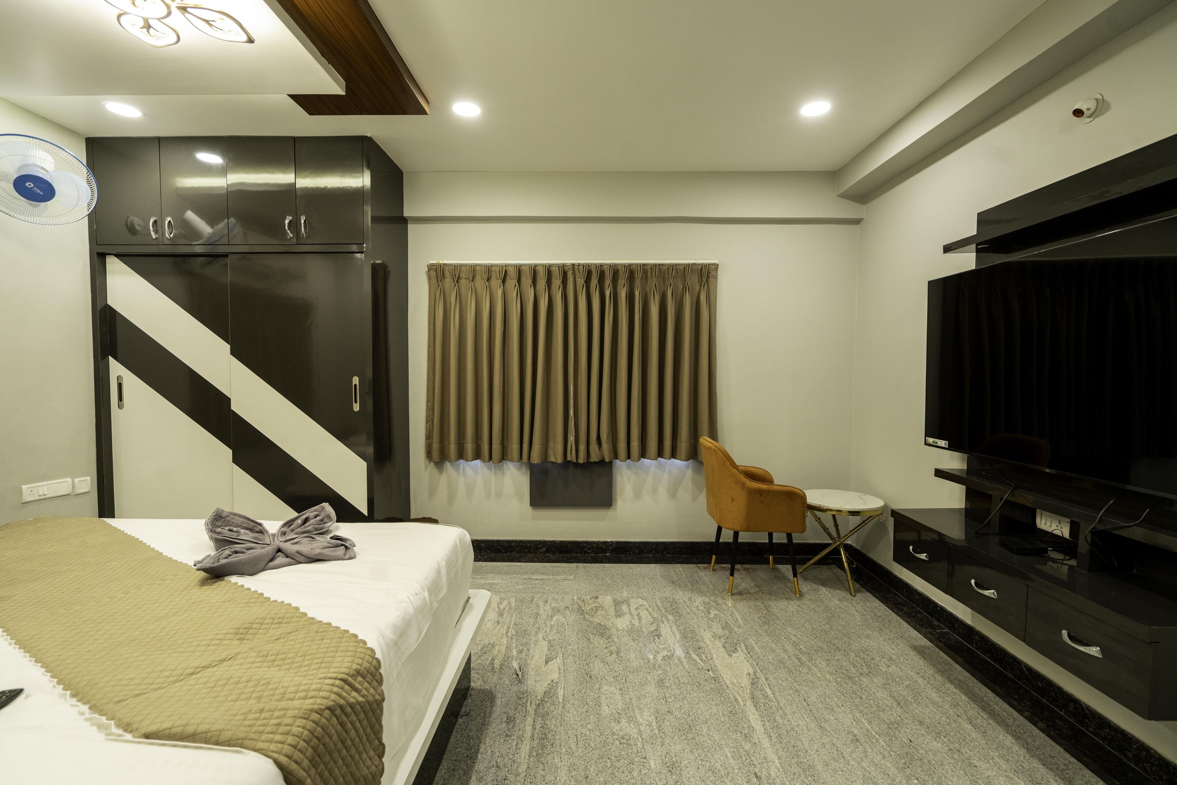 5 bedrooms, iron/ironing board, free WiFi, bed sheets