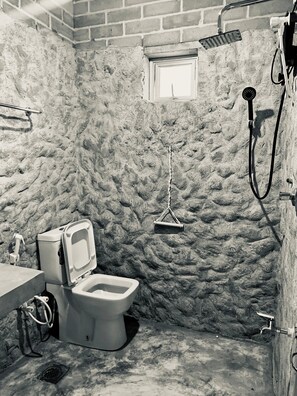 Douche, serviettes fournies, savon, papier toilette