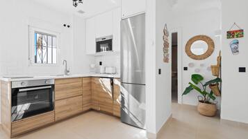 Geladeira, micro-ondas, fogão, cooktop