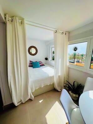 1 soverom, skrivebord, strykejern/-brett og reiseseng for barn