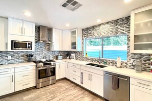 Kjøleskap, mikrobølgeovn, ovn og kokeplater