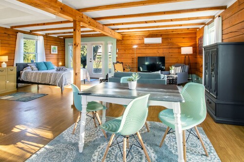 Firepit, Grill & Dual Apartments, Perfect for Couples