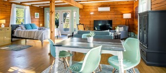 Firepit, Grill & Dual Apartments, Perfect for Couples