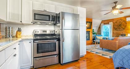 Discount avail! Couples retreat in Shenandoah, grill, firepit, 2 apts.