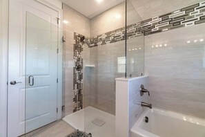 Bathroom - Starfish Isle 5 bedroom 5 bath pool, elevator, 50 ft of dockage paddleboards, kayaks, bikes and walking distance to the beach (Marathon)