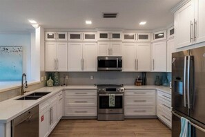 Microwave, oven, stovetop, dishwasher - Starfish Isle 5 bedroom 5 bath pool, elevator, 50 ft of dockage paddleboards, kayaks, bikes and walking distance to the beach (Marathon)