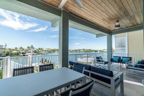 Outdoor dining - Starfish Isle 5 bedroom 5 bath pool, elevator, 50 ft of dockage paddleboards, kayaks, bikes and walking distance to the beach (Marathon)