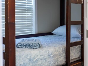 4 bedrooms, iron/ironing board, WiFi