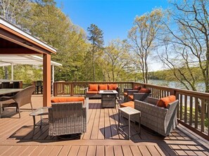 Outdoor dining - Perfect Lakeview Family Retreat – Beach + Pool (Sandwich)