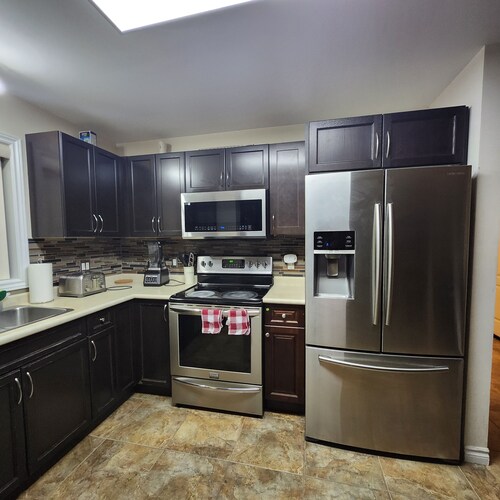 Emerald Staycation Suite:Shared washroom (2-1), Street Parking at Owners risk 