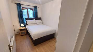 2 bedrooms, iron/ironing board, Internet, bed sheets