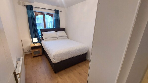 2 habitaciones, tabla de planchar con plancha, internet y ropa de cama 