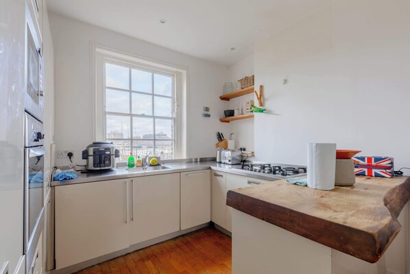 Fridge, oven, stovetop, dishwasher