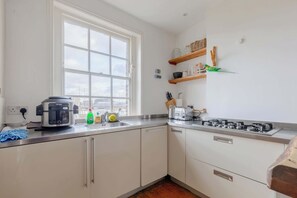 Geladeira, fogão, cooktop, lava-louças