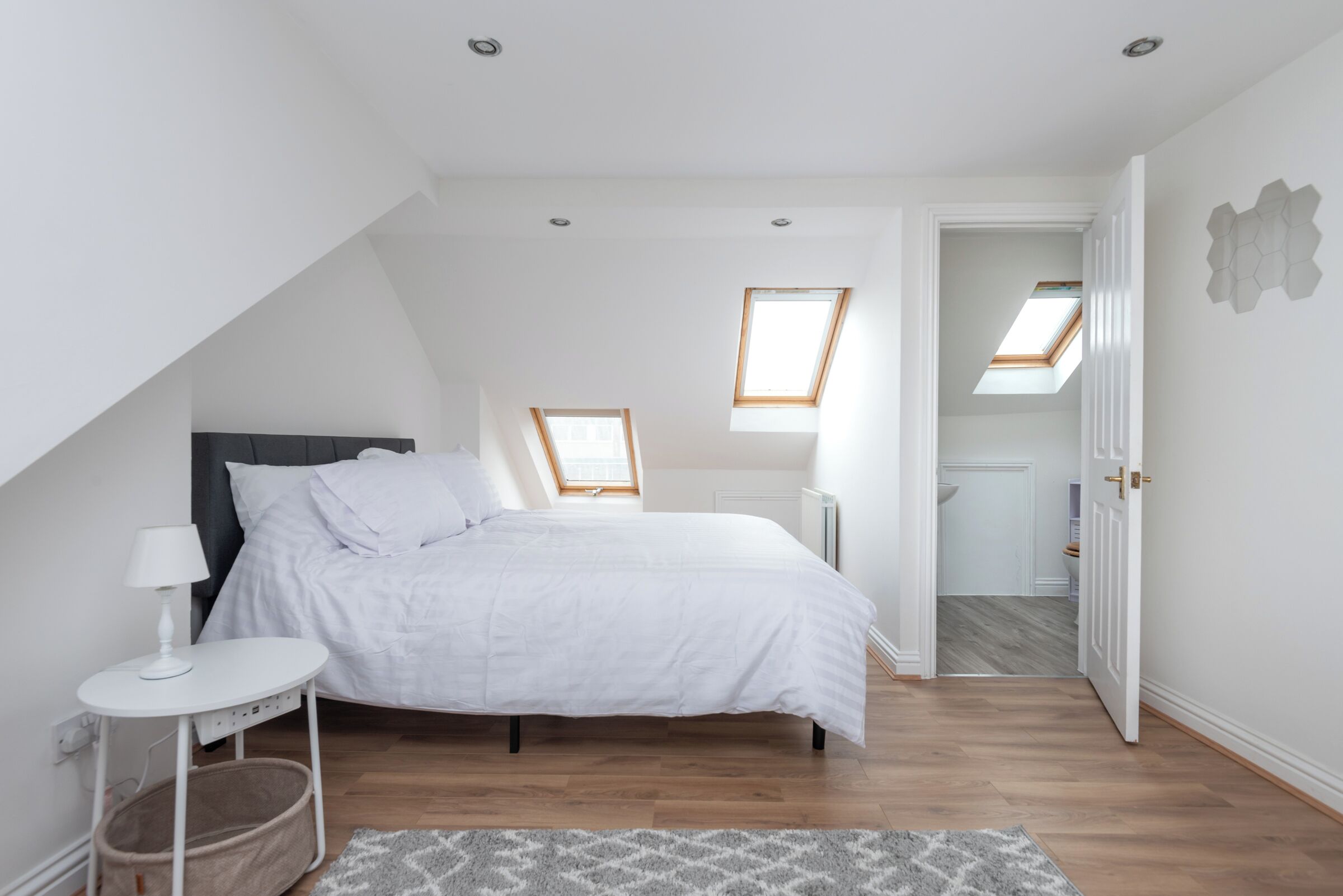 3 bedrooms, iron/ironing board, internet, bed sheets