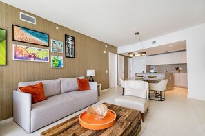 Condo, 2 phòng ngủ | Khu phòng khách