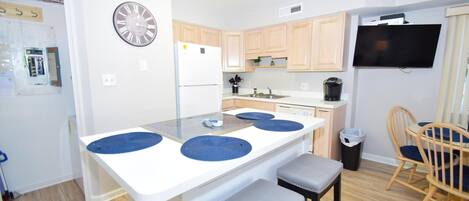 Condo, 2 quartos | Cozinha privada | Geladeira, cafeteira/chaleira, torradeira