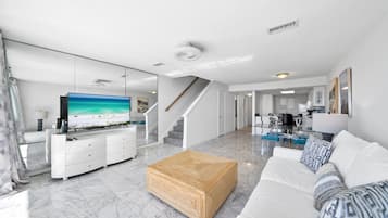Stadtwohnung, 2 Schlafzimmer | Wohnbereich | Smart-TV