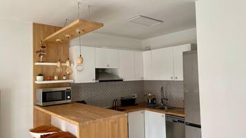 Een koelkast, een magnetron, een oven, een kookplaat