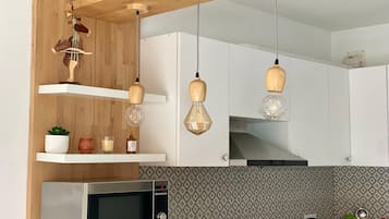 Een koelkast, een microgolfoven, een oven, een kookplaat