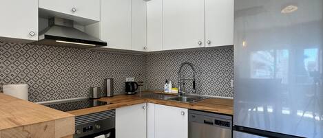 Een koelkast, een microgolfoven, een oven, een kookplaat