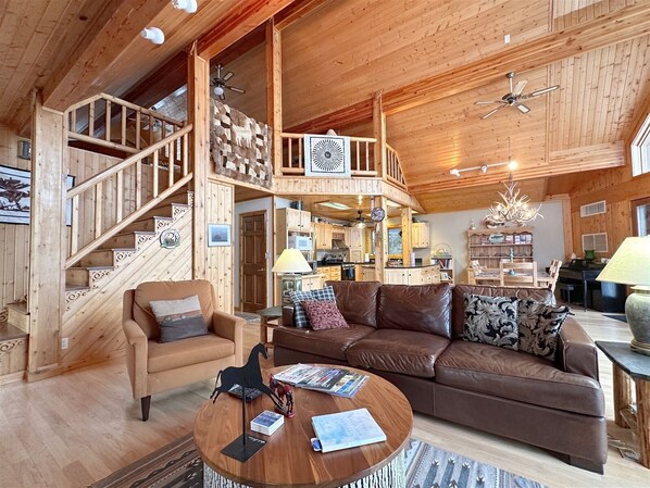 Fernseher, Kamin, Bücher