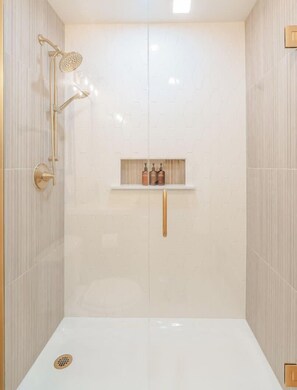 Dusche, Haartrockner, Handtücher, Shampoo