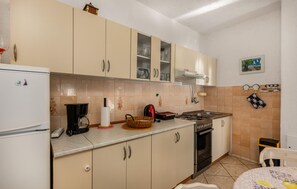 Refrigerador, horno, parrilla de estufa y cafetera y tetera 