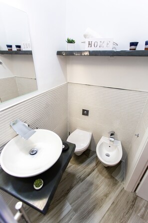 Douche, sèche-cheveux, bidet, serviettes fournies