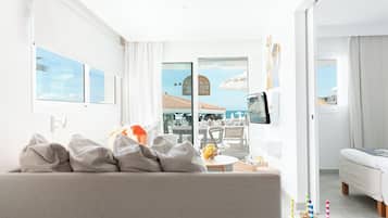 Standaard appartement | Woonruimte | Een 42-inch televisie met digitale zenders en een tafeltennistafel