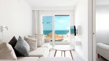 Standaard appartement, uitzicht op zee | Woonruimte | Een 42-inch televisie met digitale zenders en een tafeltennistafel