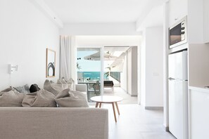 Family Apartment, Sea View ALB | Área de estar | TV 42 polegadas com canais digitais, mesa de pingue-pongue, livros
