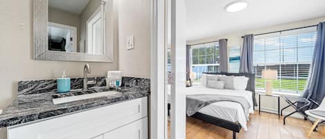 5 bedrooms, desk, iron/ironing board, travel crib