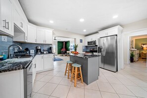 Kjøleskap, mikrobølgeovn, ovn og kokeplater