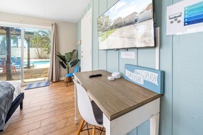 5 habitaciones, escritorio y tabla de planchar con plancha 