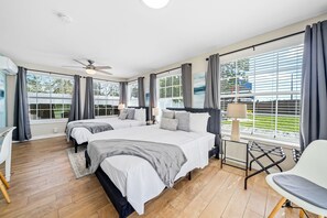 5 Schlafzimmer, Schreibtisch, Bügeleisen/Bügelbrett, Reisekinderbett