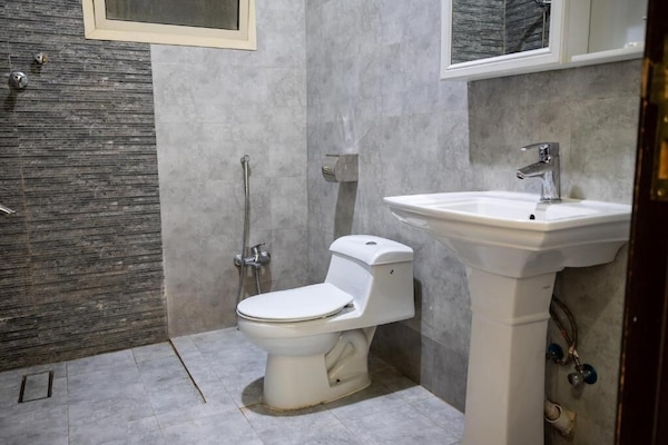 Superior Apart Daire, Şehir Manzaralı | Banyo | Duş/küvet kombinasyonu, ücretsiz banyo/kozmetik ürünleri, terlik, havlu